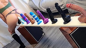 Avrupalı güzellik yeni dildo duyumlarını keşfediyor ve yeni zevk doruklarına ulaşıyor