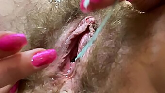 ¡Orgasmo húmedo y goteante con un primer plano de coño peludo y gran clítoris!