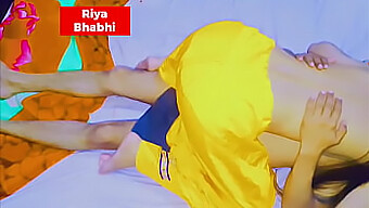 Riya Bhabhi Yang Menggoda Dicium Dan Dientot Dari Belakang Oleh Kekasihnya