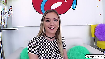 Intenzivní Porno Sezení Amber Moore Zezadu A Lízání Zadku.