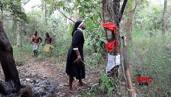 Afrikalı erkekler yabancı bir misyonerin amını ve göt deliğini zevkle tatmin ediyorlar