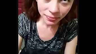 POV tínedžerka dostáva orálny sex s horúcou brunetkou na Tinderi