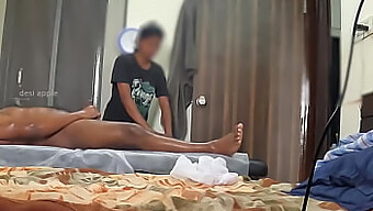 Gadis Ebony Kecil Mendapat Urutan Kejutan Dari Lelaki Putih Dengan Pakej Kecil