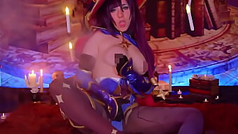 Mona Megistus, cosplayerka, platí nájomné svojím telom vo videu s tematikou Genshin Impact