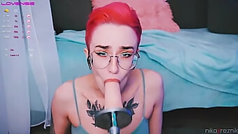 Adorabilul tomboy se răsfăț în plăcerea orală cu o jucărie sexuală