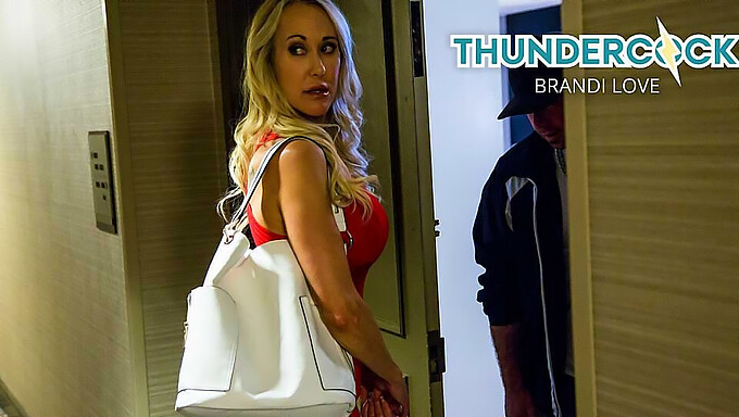 Förförisk mogen skönhet Brandi Love tillfredsställer en stor medlem med expertis och entusiasm