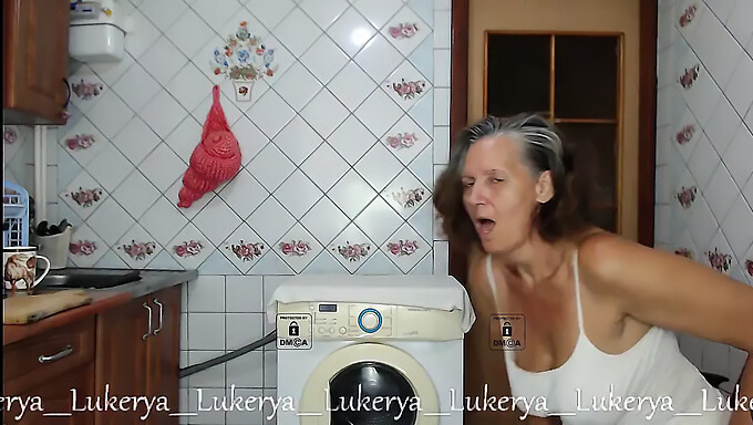 O sedutor show de webcam de Lukerya com uma lateral de café