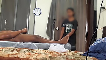 Uspokojujúci masáž a ďalšie s horúcim masážnym terapeutom