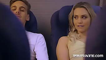 Mia Malkova, en fantastisk og naturlig skjønnhet med fantastiske pupper, gjør sin debut for Private in a Hot plane encounter