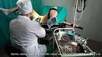 Medicinski fetiš film z ginekološkim izpitom in elementi BDSM