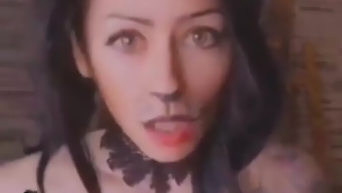 Une petite MILF d'Halloween tatouée donne une performance solo