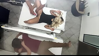 Encontro quente em um salão de massagem para casais - Esposa manipulada e fodida enquanto o marido assiste